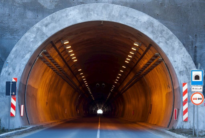 隧道里行駛為什么不能變道？(圖2)